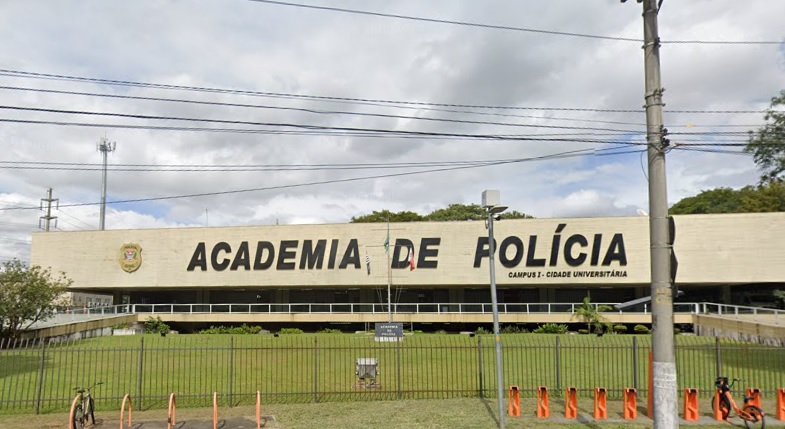 Imagem mostra fachada da Academia da Polícia Civil, no Butantã