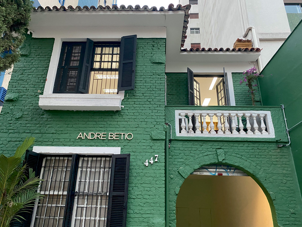 Fachada de novo ateliê de Andre Betio, em Pinheiros. o estúdio tem fachada verde e tem o nome do estilista