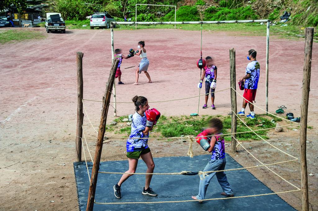 A imagem mostra três duplas treinando boxes, sendo a primeira em um ringue improvisado.