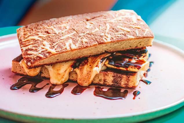 Para um lanche: sanduíche de banana-da-terra com pão de couve-flor