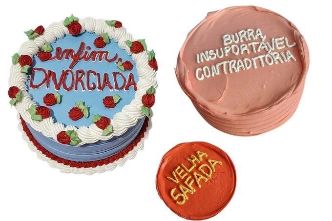 Três bolos em fundo branco. Eles são customizados com as frases: "enfim divorciada", "velha safada" e "burra, contraditória e insuportável"