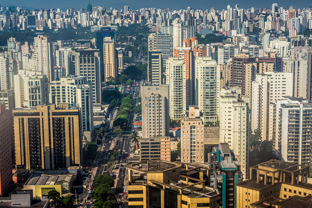 Vista aérea da Avenida Ibirapuera, em São Paulo, a 3.000 pés. Há muitos prédios e a avenida em destaque no centro da foto