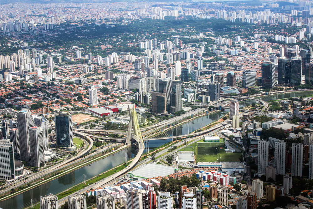Vista aérea da Ponte Estaiada Octavio Frias de Oliveira, localizada no bairro do Brooklyn na cidade de São Paulo, Estado de São Paulo. A ponte atravessa o rio Pinheiros e é única no mundo, com duas trilhas curvas conectadas ao mesmo mastro.
