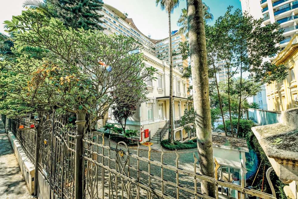 HIGIENOPOLIS_10.JPG Foto lateral do casarão da Mitra Arquidiocesana de São Paulo, no Higienópolis. Há árvores cercando a construção