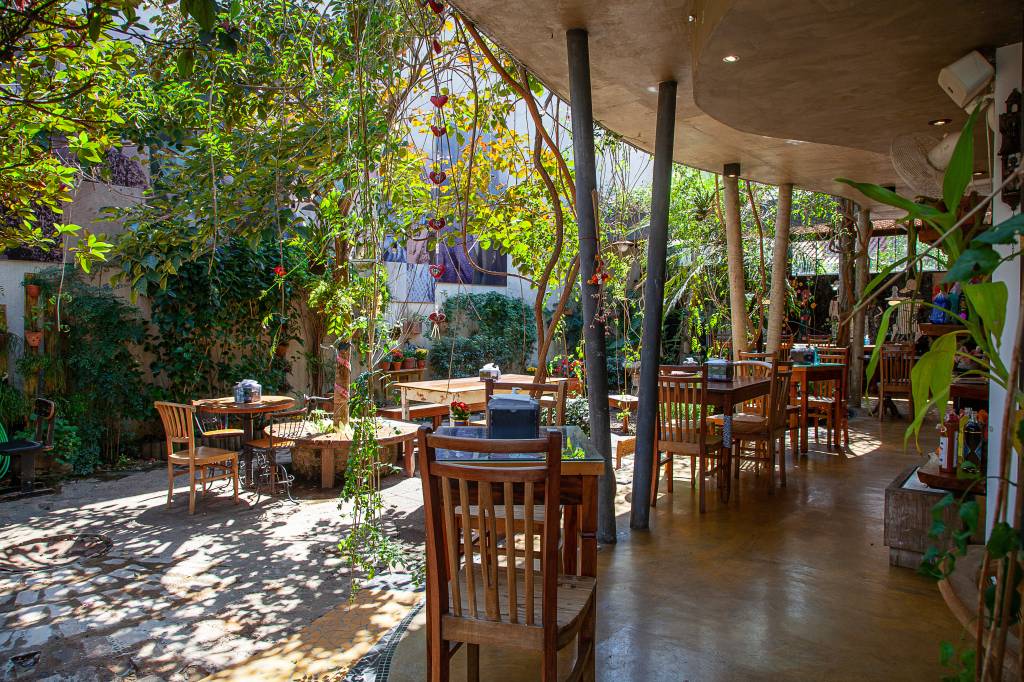 Achados ELO – Gansaral Mesas de madeira dispostas em salão avarandado do restaurante Gansara.l