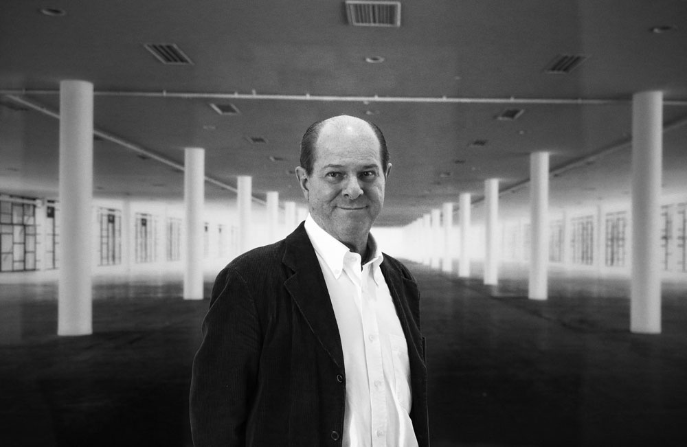 João Figueiredo Ferraz, colecionador e ex-presidente da Bienal, posa em foto preto e branco.