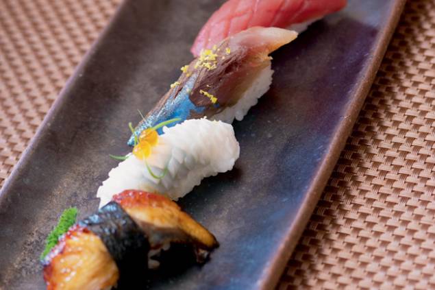 Sushis variados: chutoro, sardinha chamuscada, lula com shissô e unagui 