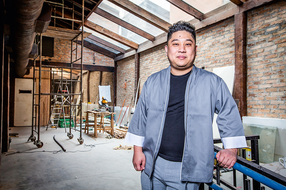 Sushiman Denis Watanabe posa no salão em reforma de seu futuro restaurante