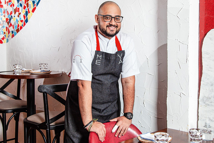Na foto, o chef Marco Aurélio Sena posa no salão do restaurante Me Vá