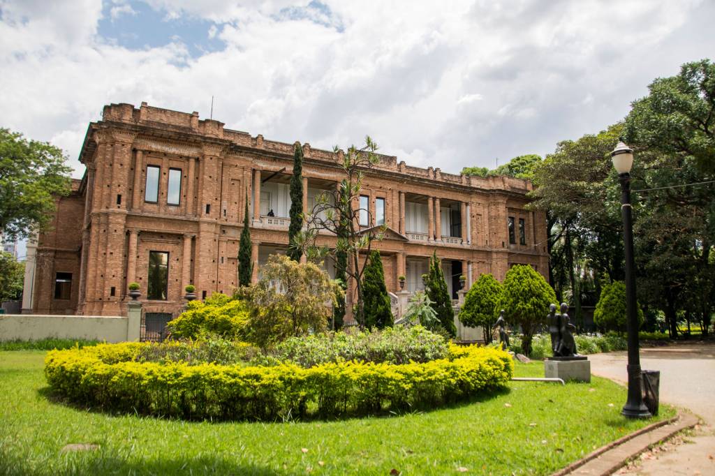 Imagem do prédio da Pinacoteca com jardim
