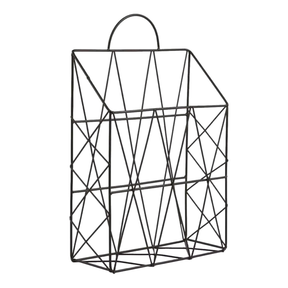 Um revisteiro em formato de sacola com hastes em metal