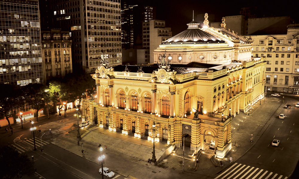 Foto aérea à noite do Teatro Municipal de São Paulo todo iluminado