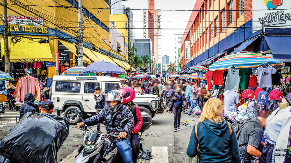 A imagem mostra a rua Tiers com o fluxo muito alto, cheio de pessoas e barracas espalhadas.