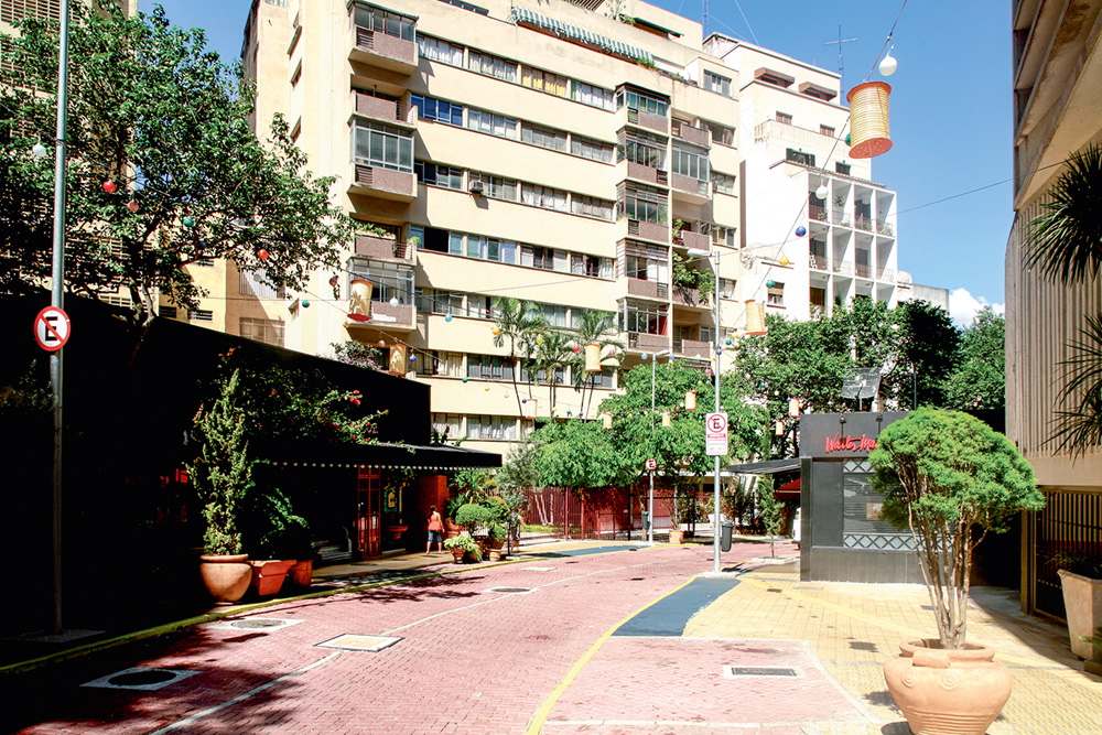 A imagem mostra a rua Avanhandava. É possível ver a calçada vermelha e um prédio ao fundo da imagem.