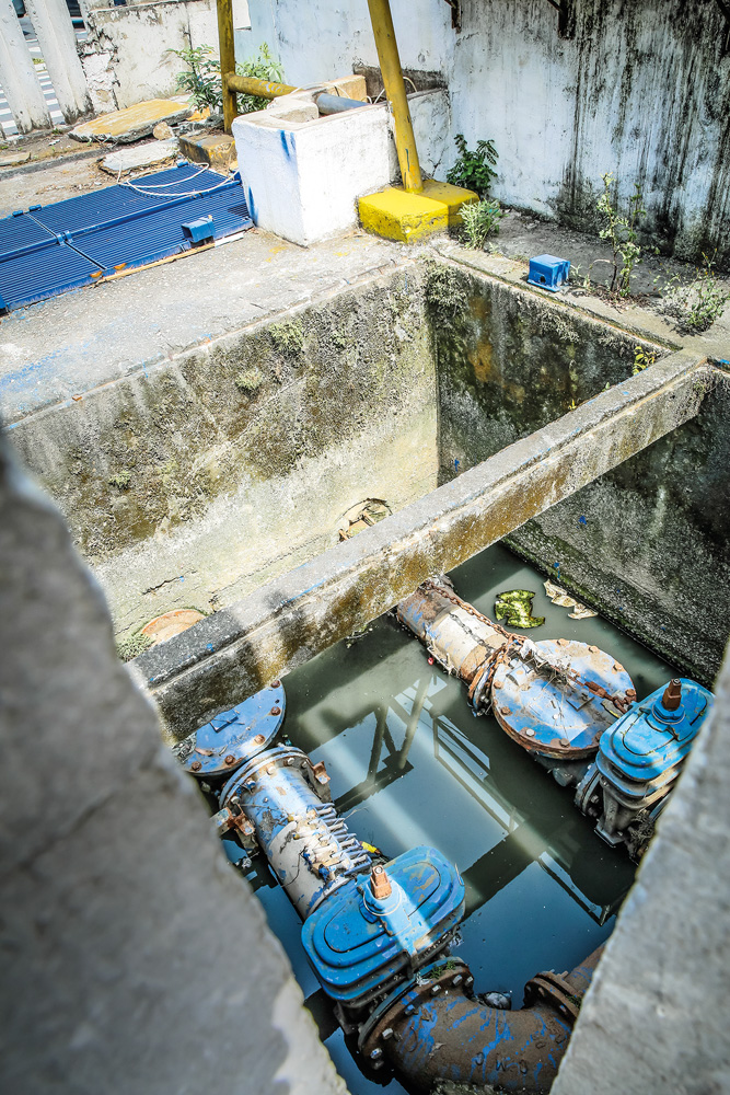 A imagem mostra equipamentos, um pouco enferrujados, submersos em uma água suja.