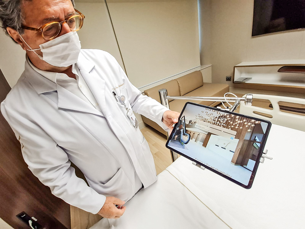 A imagem mostra um doutor segurando um tablet.
