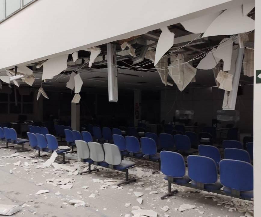 Imagem mostra teto de Agência Bancária destruído com entulho no chão