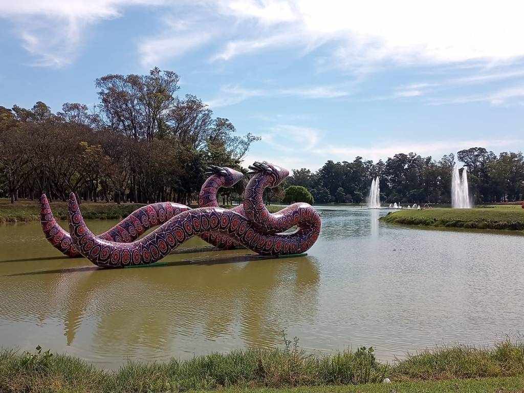 Esculturas de Jaider Esbell no lago do Parque Ibirapuera: parte da Bienal de São Paulo