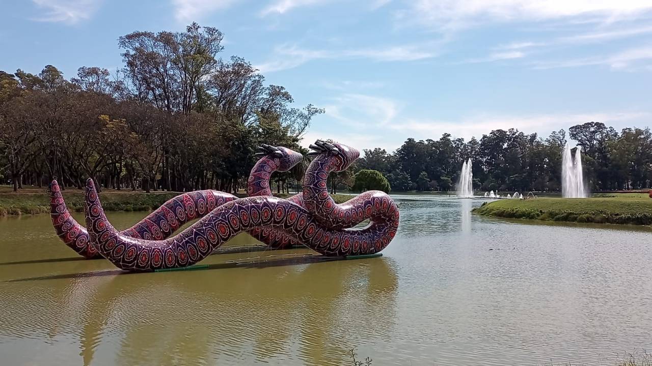 Esculturas de Jaider Esbell no lago do Parque Ibirapuera: parte da Bienal de São Paulo