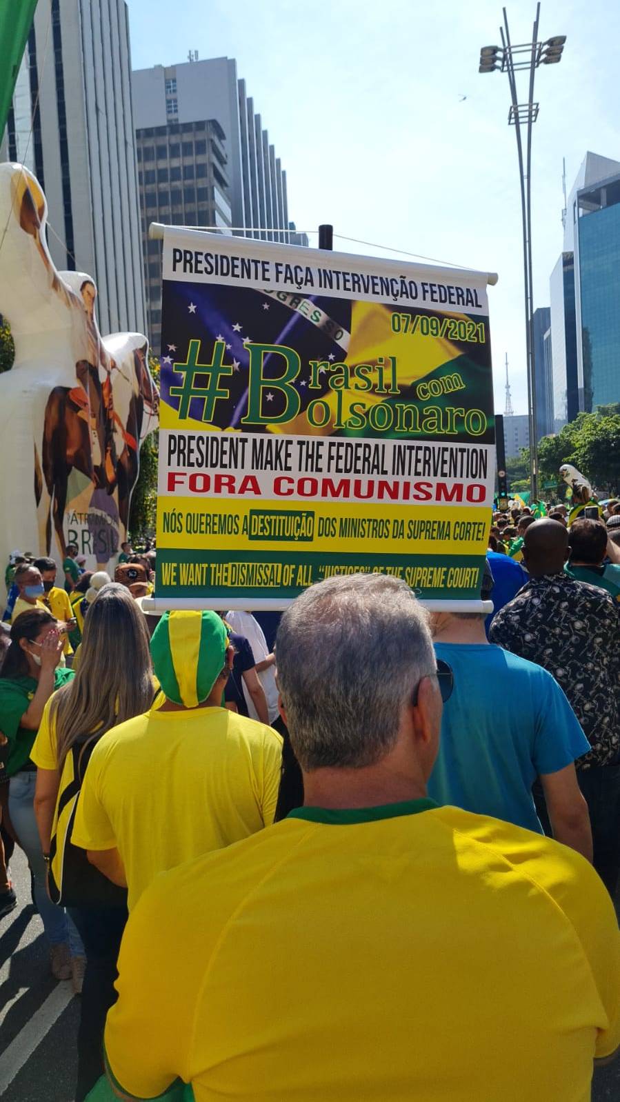 Protesto na Avenida Paulista Jair Bolsonaro Imagem mostra multidão e cartaz que diz: presidente faça intervenção federal