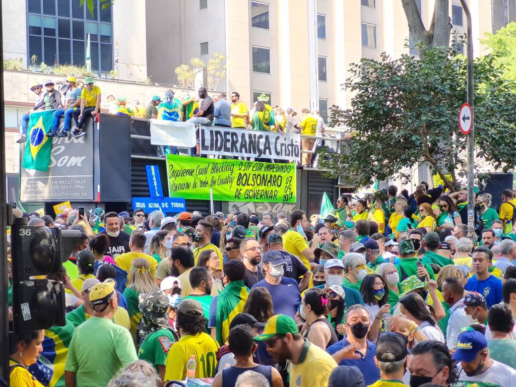 Imagem mostra trecho da Paulista cheio de manifestantes e, ao fundo, carro de som