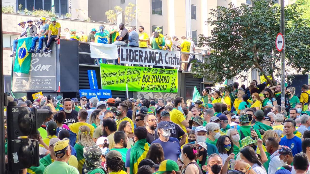 Imagem mostra trecho da Paulista cheio de manifestantes e, ao fundo, carro de som