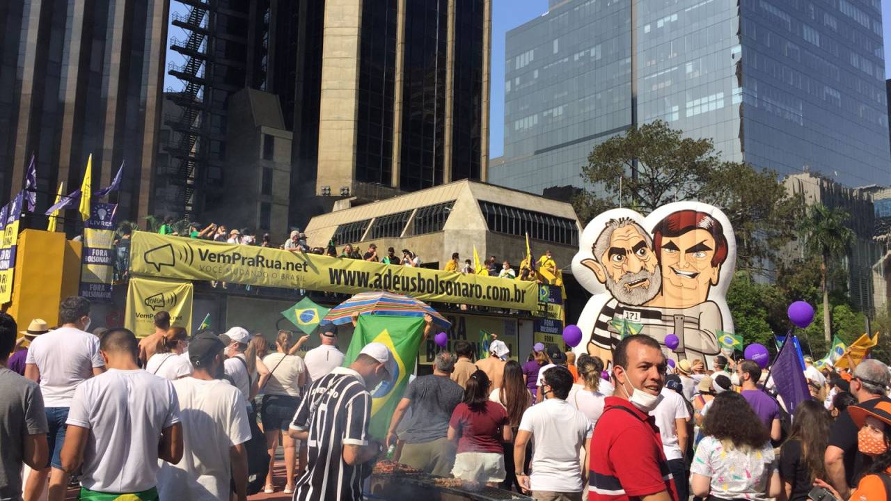 Imagem mostra caminhão de som, um boneco inflável de Bolsonaro e Lula, e manifestantes na Avenis Paulista
