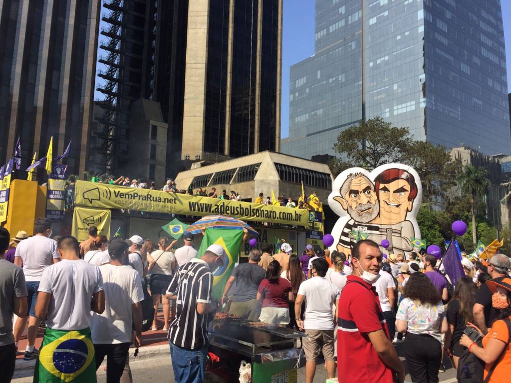 Imagem mostra caminhão de som, um boneco inflável de Bolsonaro e Lula, e manifestantes na Avenis Paulista