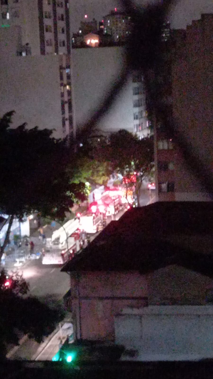 Imagem mostra viaturas dos bombeiros paradas em frente a prédio em rua da região central de São Paulo