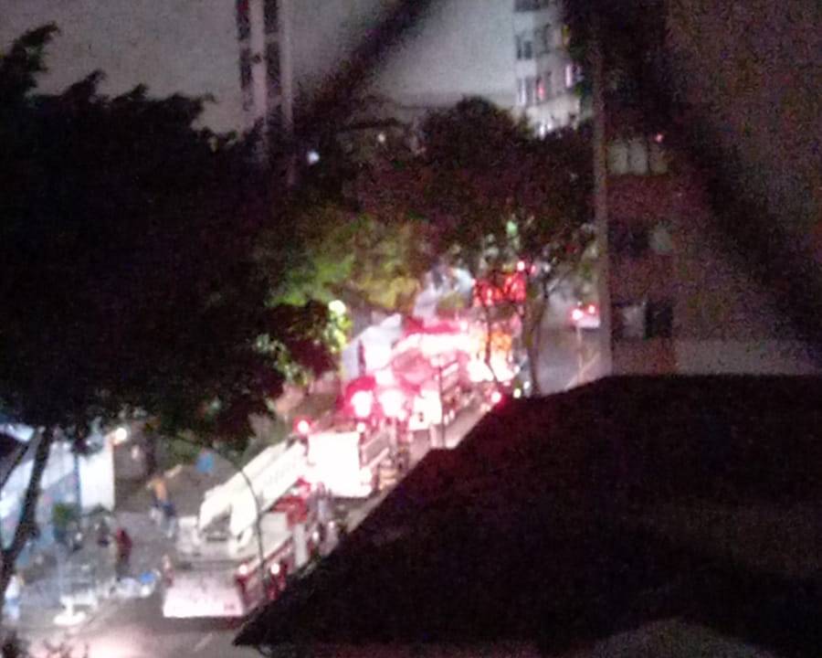 Imagem mostra viaturas dos bombeiros paradas em frente a prédio em rua da região central de São Paulo