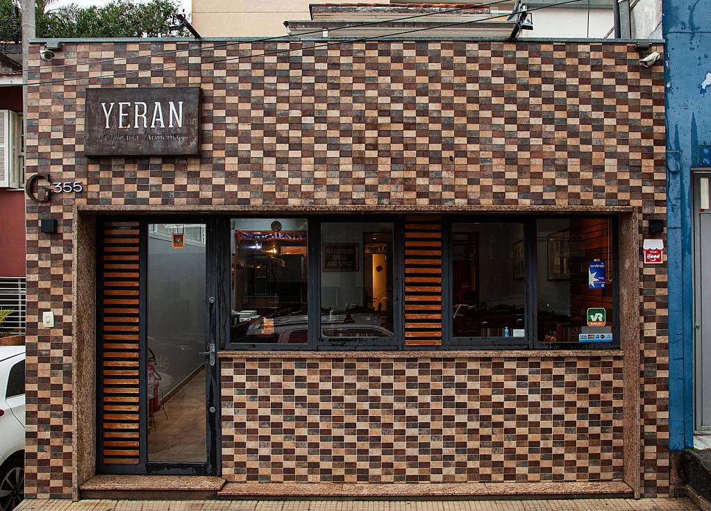 Fachada do restaurante Yeran com azulejos em diferentes tonalidades de marrom.