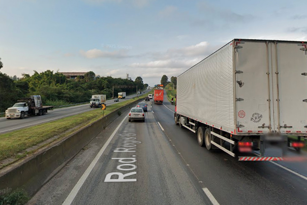 Imagem mostra trecho da rodovia régis bittencourt, com caminhões e carros nas duas pistas