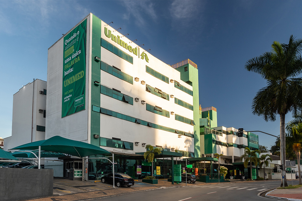 Imagem mostra fachada de prédio de hospital, com letreiro escrito 'Unimed'