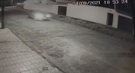 Imagem de assaltantes em um carro