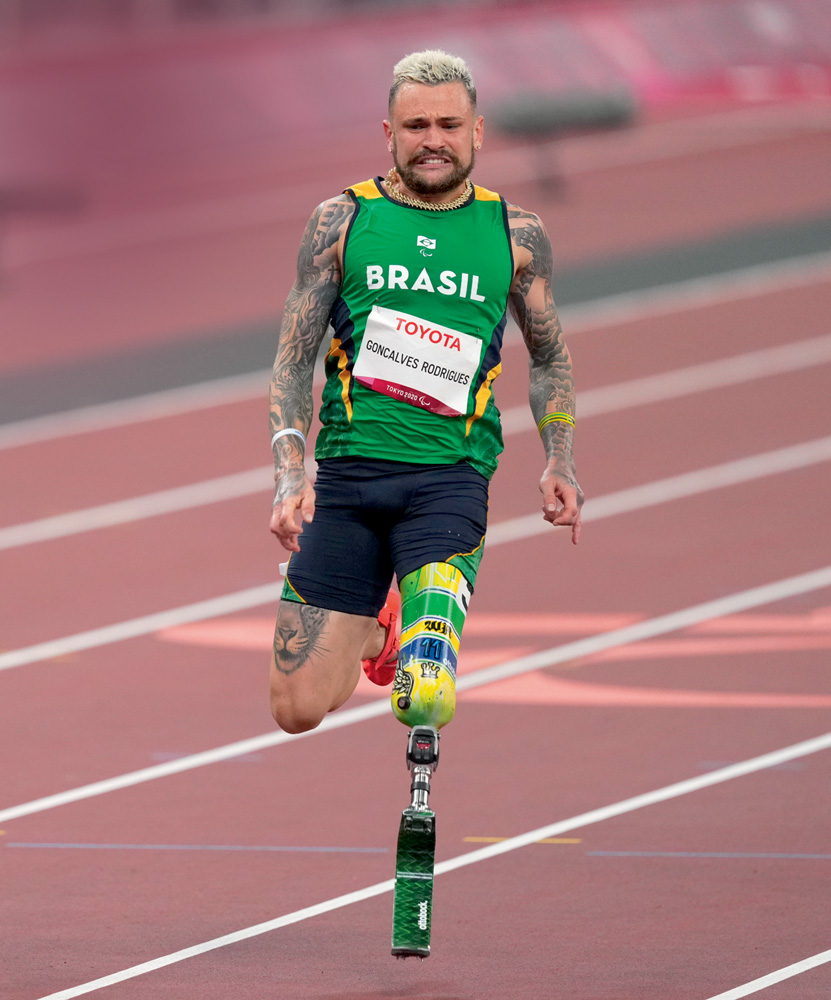 foto de Vinícius Rodrigues correndo na Paralimpíada de Tóquio