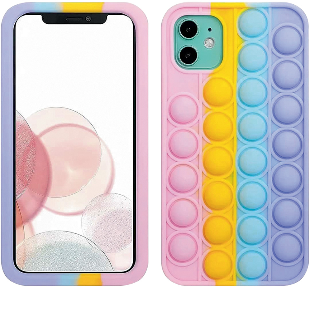 capinha pop it.jpg Um celular iPhone de frente em uma tela branca e, ao lado, o celular de trás com capinha colorida fidget toy com bolhas de apertar