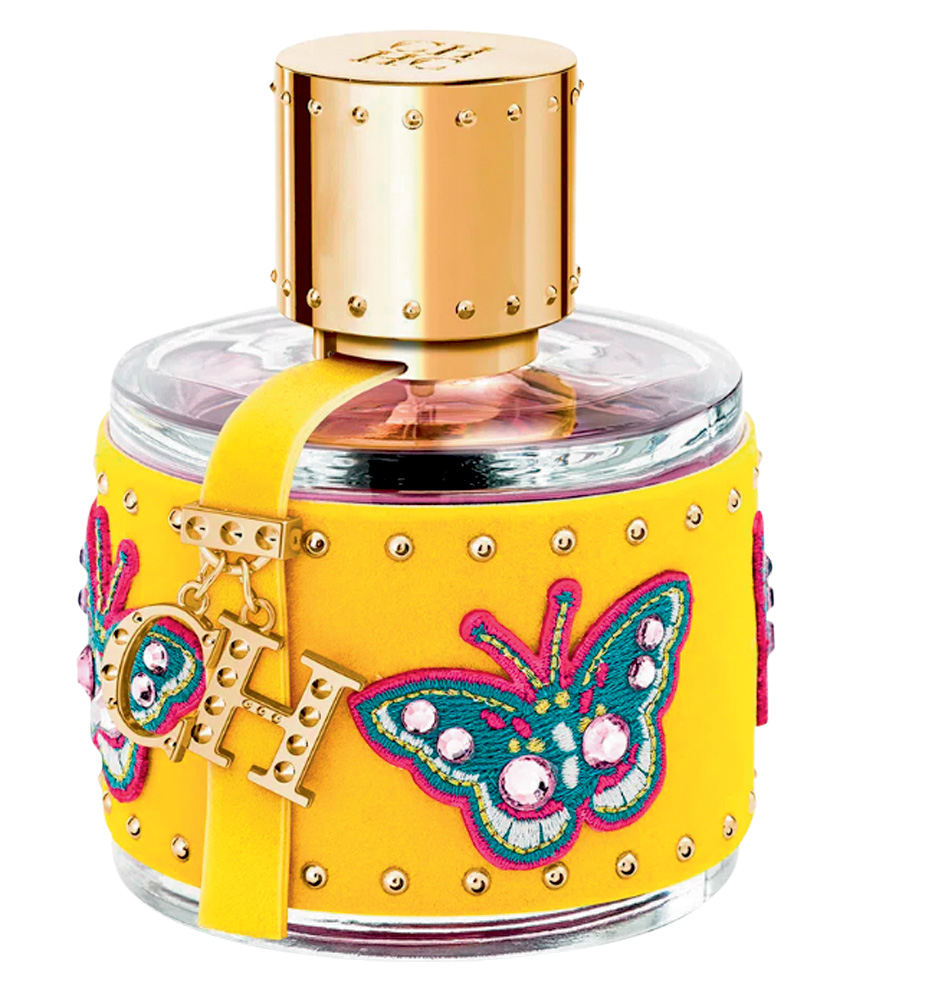 Frasco de perfume de vidro com uma capinha amarela e ilustrações em borboleta com strass e os pingentes das letras 