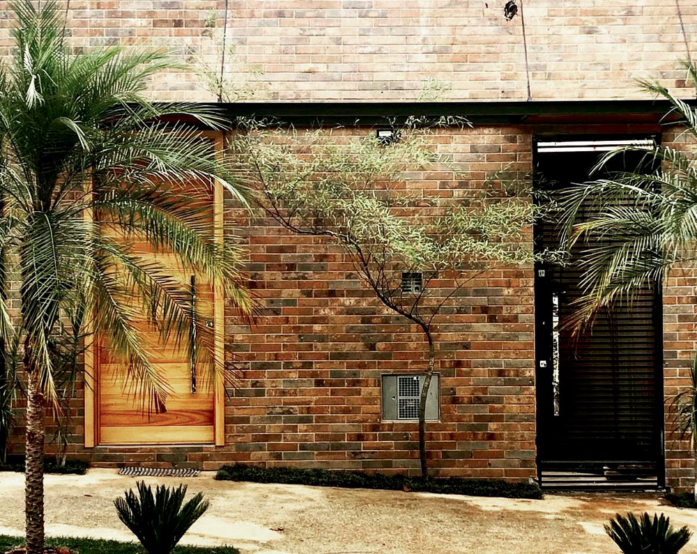 fachada do espaço cultural, de tijolos e com algumas plantas