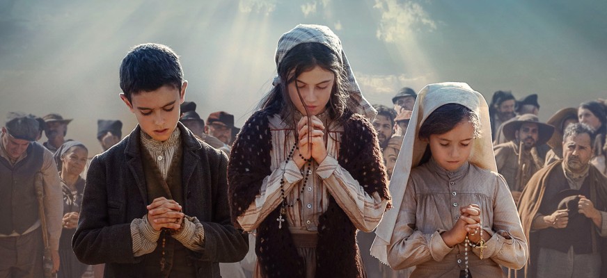 Na imagem, três crianças pastoras rezam juntas