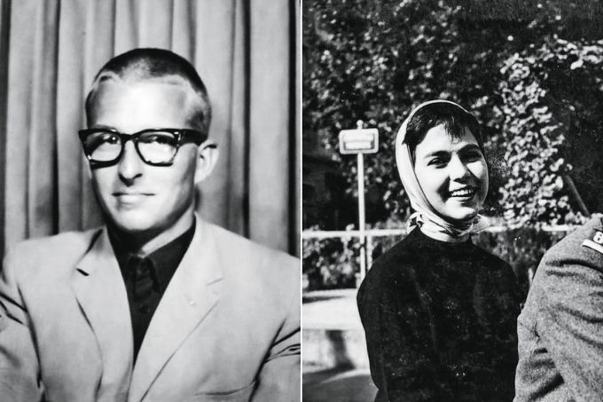 imagem dividida em duas: à esquerda, foto em preto e branco tirada em 1958 de Raymond Widmer, com um terno e de frente para a câmera, olhando para o lado; à direita, foto em preto e branco tirada em 1958 de mary porto sorrindo com pano sobre o cabelo