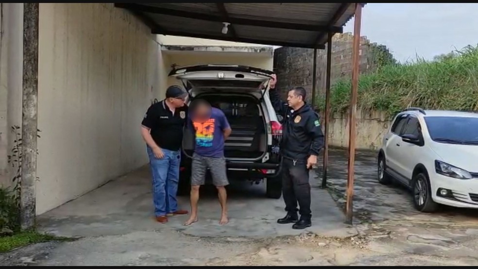Imagem mostra homem sendo tirado do porta-malas de caminhonete por policiais, algemado