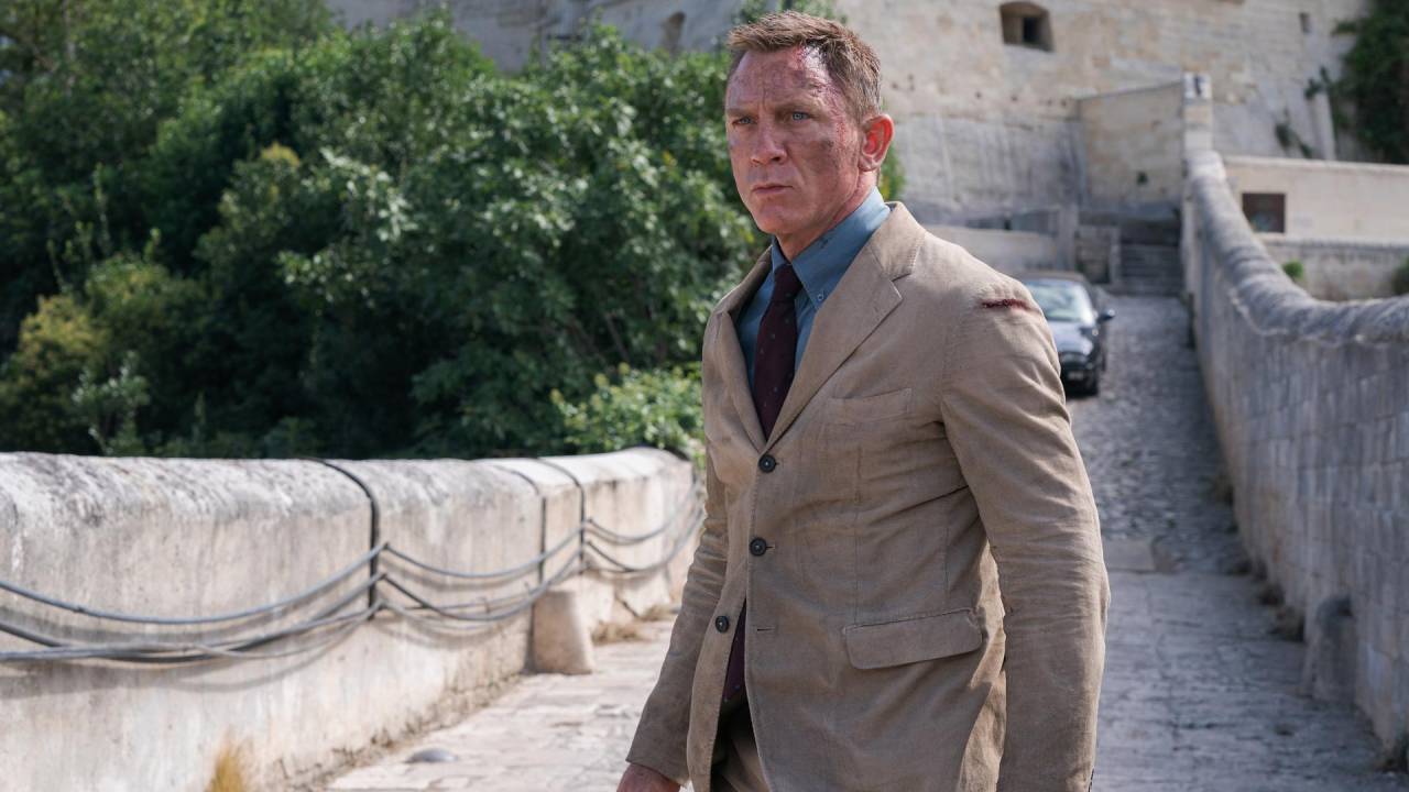 A imagem mostra uma cena de embate entre Daniel Craig e inimigos