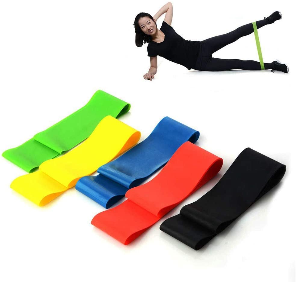 Cinco faixas de exercício coloridas e ao fundo uma mulher utilizando uma delas nas perdas deitada