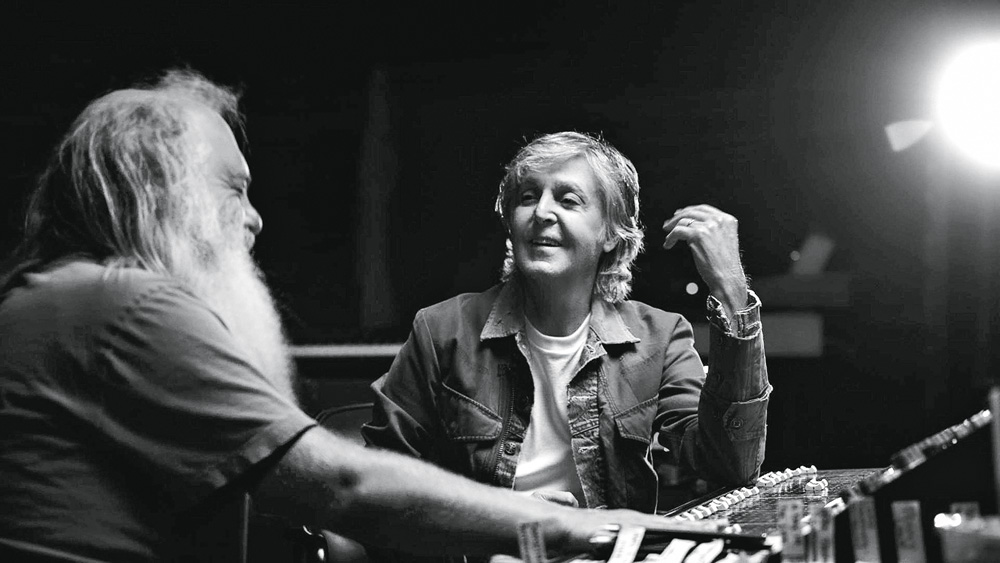 A imagem, em preto e branco, mostra McCartney conversando e rindo com Rick Rubin