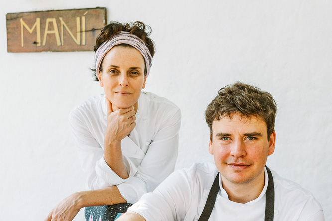 Chefs Helena Rizzo e Willem Vandeven posam em frente do restaurante cuja cozinha comandam, o Maní
