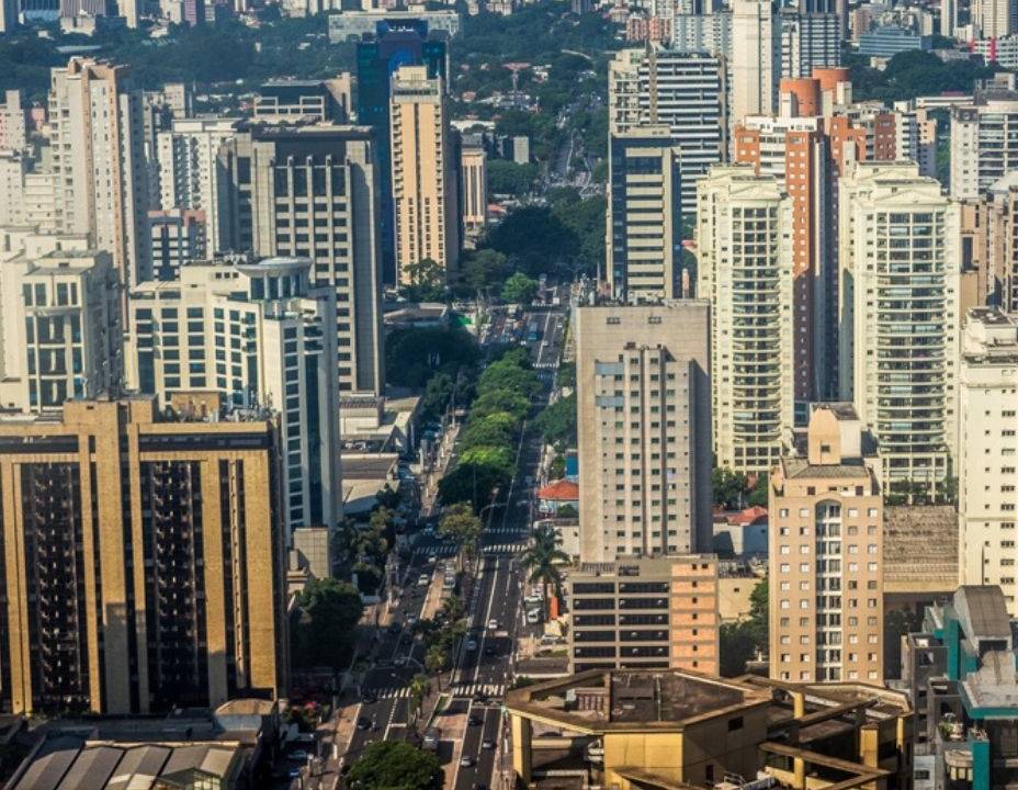Vista aérea da Avenida Ibirapuera, em São Paulo, a 3.000 pés. Há muitos prédios e a avenida em destaque no centro da foto