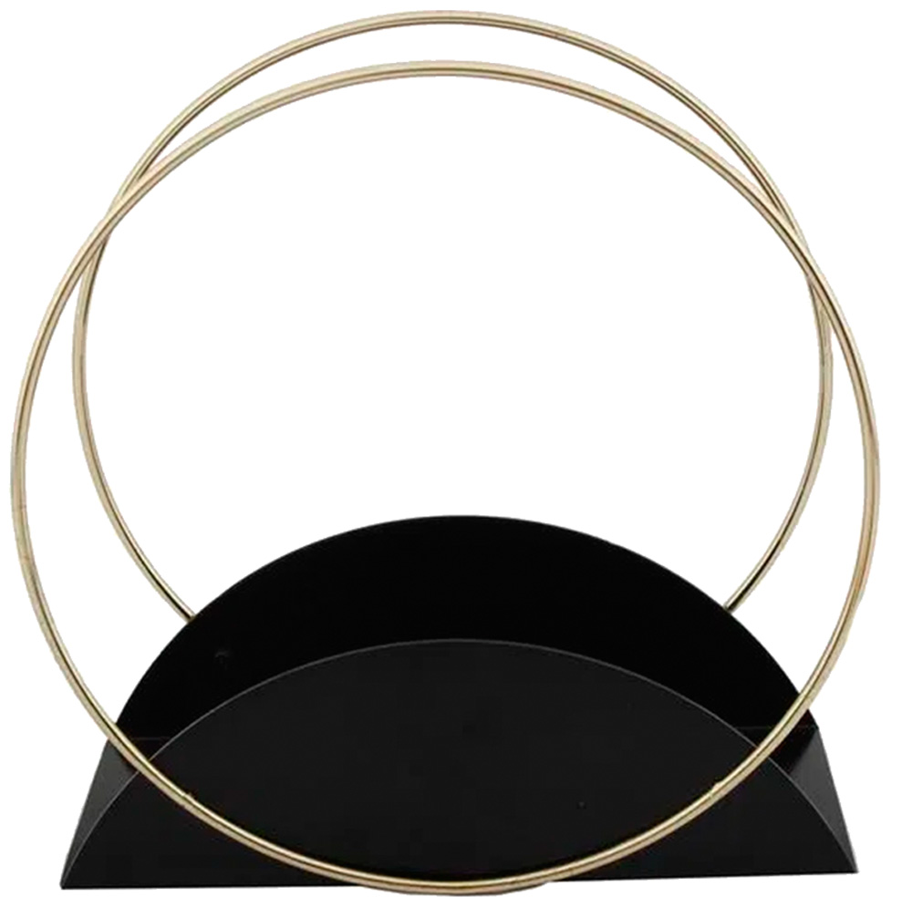 No formato de círculo em metal dourado, revisteiro tem apoio preto