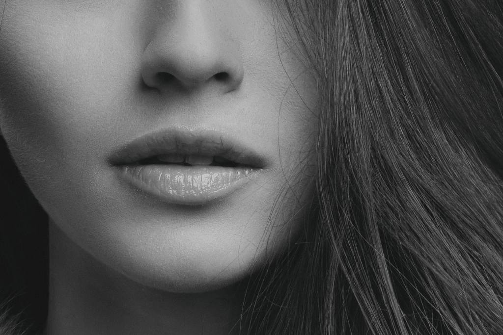 Imagem mostra rosto de mulher, exibindo apenas região do nariz e da boca