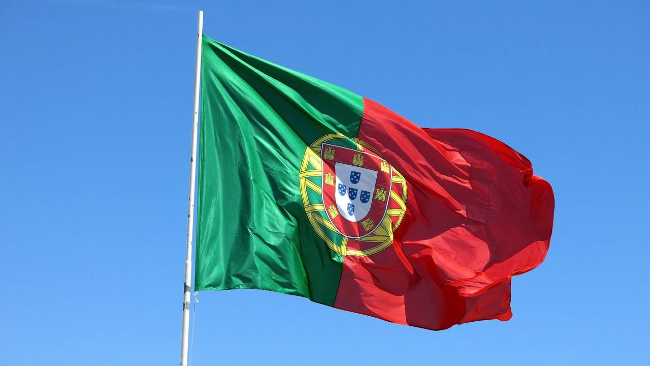Imagem mostra bandeira de Portugal tremulando