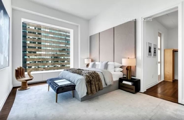 quarto-432-park-avenue-arranha-céu-milionário-manhattan-problemas-processo-judicial quarto com cama de casal, uma janela grande e muito espaço entre a cama e as paredes
